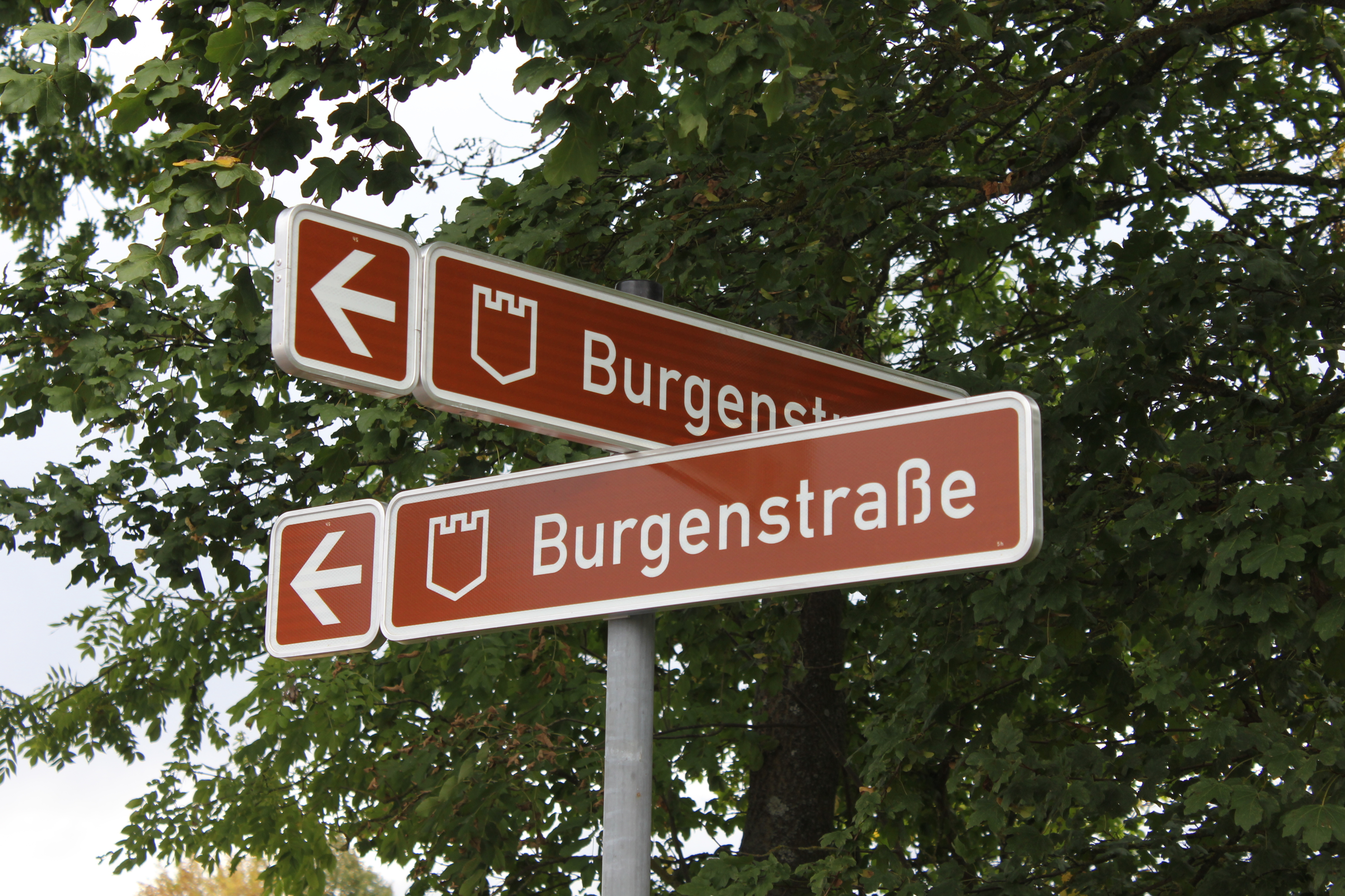 Die neu aufgestellten Schilder weisen den Weg. Foto: Ebersberger