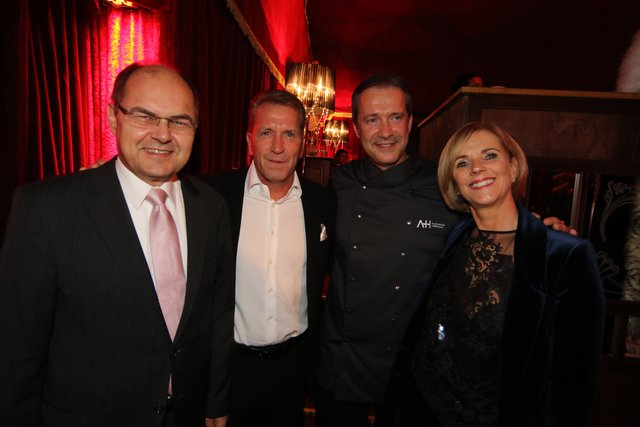 Alexander Herrmann (2.v.r.), Bundesminister Christian Schmidt (l.) und National-Torwarttrainer Andi Köpke und Ehefrau Birgit. | Foto: © bayernpress/Udo Dreier