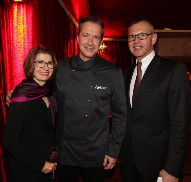 Alexander Herrmann mit IHK-Präsident Dirk von Vopelius und Ehefrau Karin. | Foto: © bayernpress/Udo Dreier