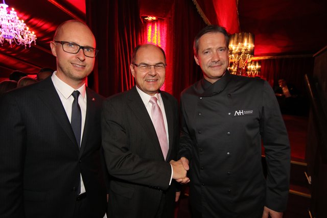    Foto: Udo Dreier - 05.11.2016 - Nürnberg -   Premiere Alexander Herrmann Palazzo - Die aufregende Dinner-Show im Spiegelpalast - Spielzeit 2016 bis 2017 - www.palazzo.org | Foto: © bayernpress/Udo Dreier