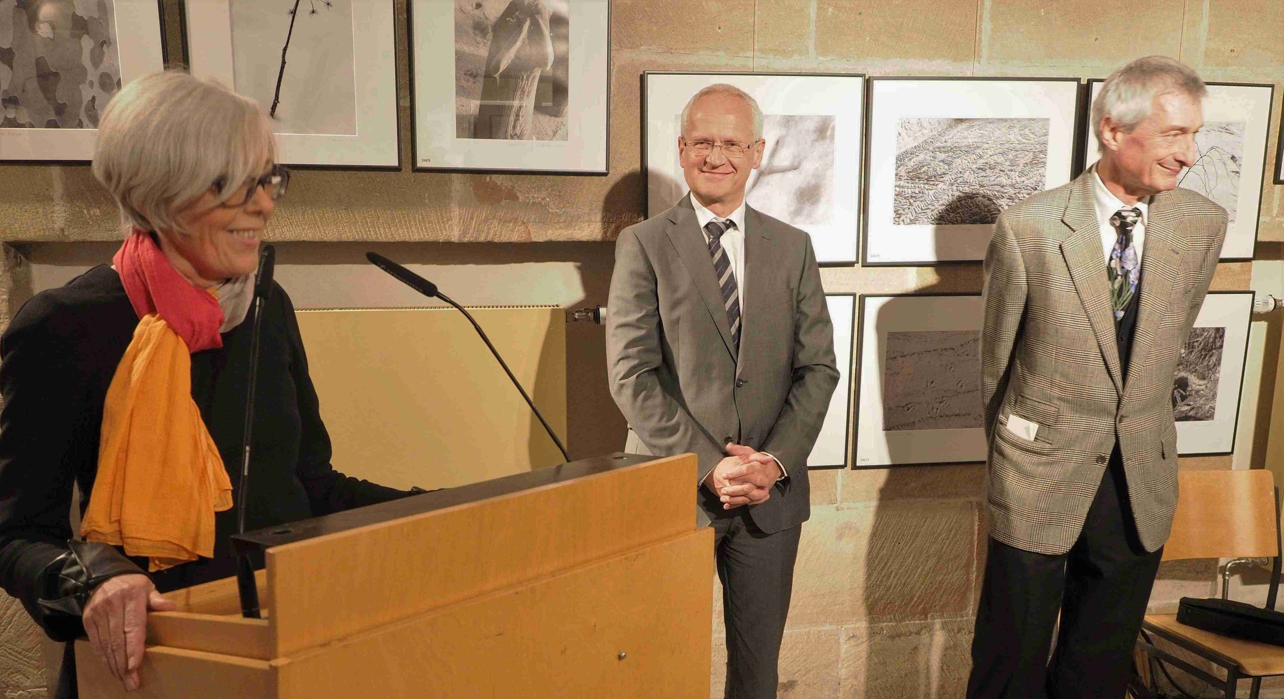 Monika Bouhon (l.), Dr. Klemens Gsell (Mitte) und Dr. Dieter Bouhon eröffneten die Ausstellung „SchwarzWeißBunt“ zugunsten des Programms MUBIKIN, Musikalische Bildung für Kinder und Jugendliche in Nürnberg.
