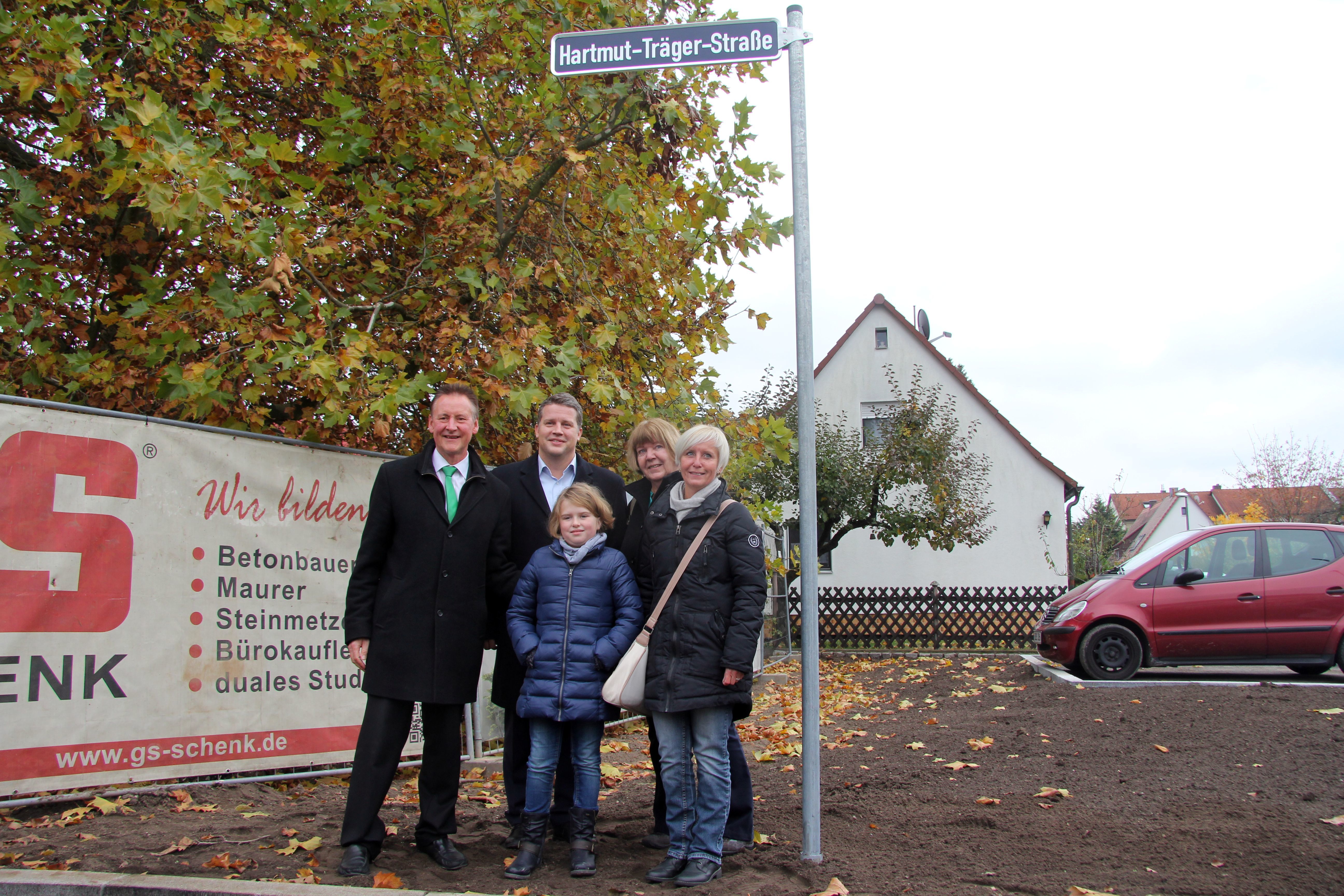 Die Hartmut-Träger-Straße in Stadeln (Seitenstraße des Straßäckerwegs) erinnert an den früheren SPD-Bürgermeister. OB Thomas Jung, Carsten Träger und dessen Tochter Johanna, Witwe Roswitha und Tochter Petra Beckenbauer (v.li.) enthüllten das Straßenschild.