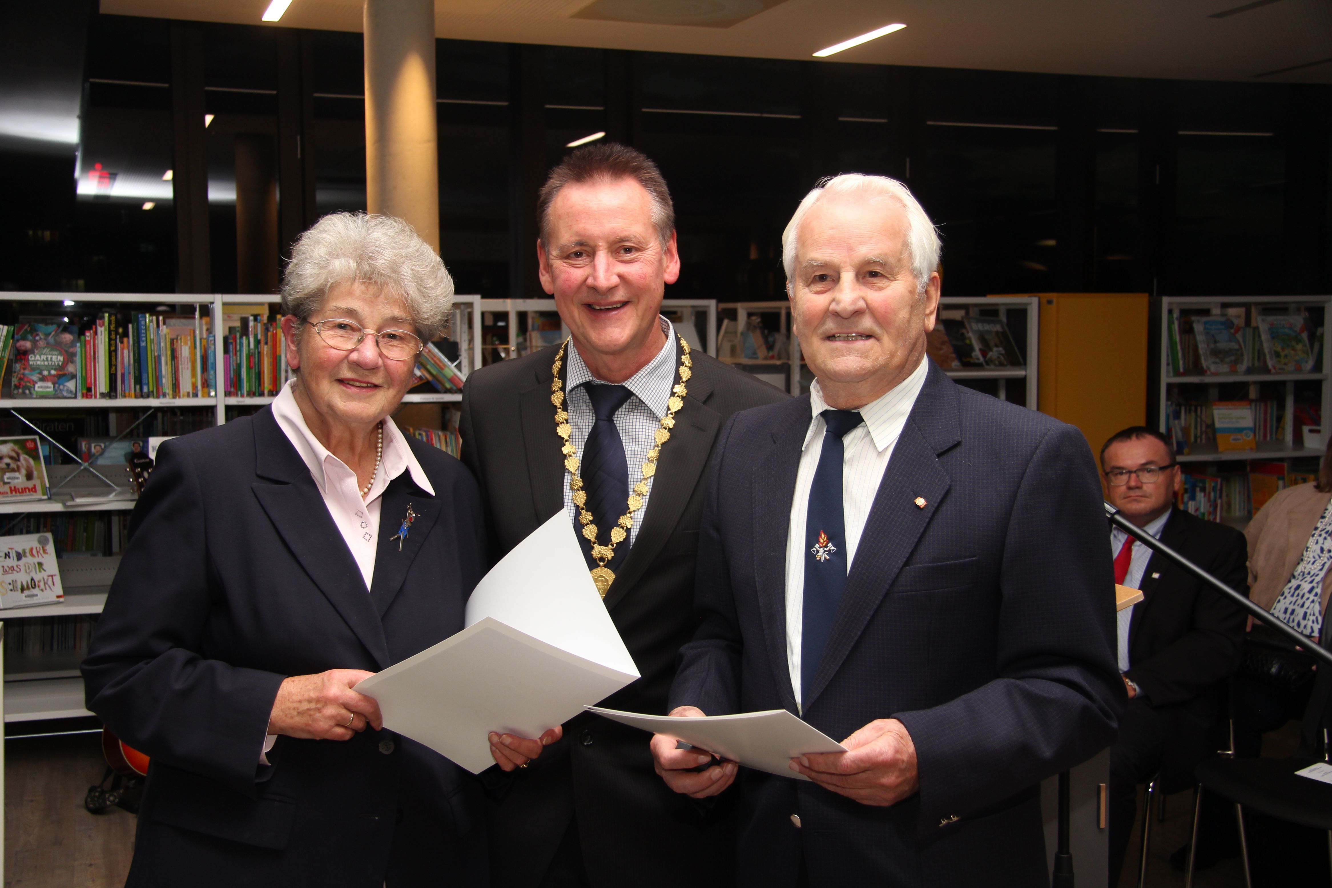Fürths Oberbürgermeister Thomas Jung (M.) zeichnete Helga Pavlicek und Herbert Regel (re.) mit dem Goldenen Kleeblatt aus.