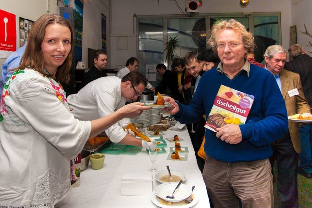 Herausgeberin Corinna Brauer (links) und Verleger Michael Müller bei der Präsentation des 2. Bandes der Gscheitgut-Reihe in Erlangen. Archivfoto: R.Rosenbauer