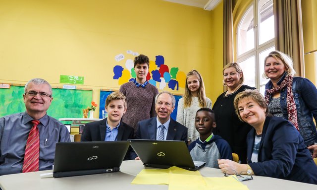Projektstart in der Dr.-Theo-Schöller Mittelschule mit Schülern und den gespendeten Laptops: Dr. Norbert Kleinjohann, Siemens (l.), Reinhard Paul, Präsident Rotary Club Nürnberg/Neumarkt (4.v.l.), Rektorin Siglinde Schweizer (3.v.r.), Elsa Koller-Knedlik, Berufsdienst Rotary Club Nürnberg/Neumarkt (2.v.r.) und Konrektorin Silvia Schorr (r.). | Foto: Nicole Fuchsbauer
