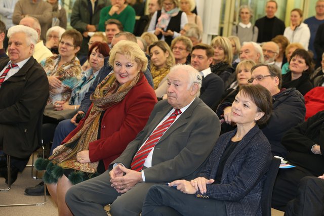 Unter den Zuhörern Fürth Landtagsabgeordnete Petra Guttenberger, der frühere Bayerische Ministerpräsident Dr. Günther Beckstein und Landtagsabgeordnete Helga Schmitt-Bussinger (r.). | Foto: Udo Dreier