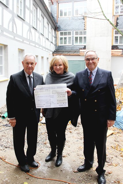 Einen Scheck über 100.000 Euro überreichten Dr. Wilhelm Polster (l.) und Klaus J. Teichmann an Evi Kurz. | Foto: tom