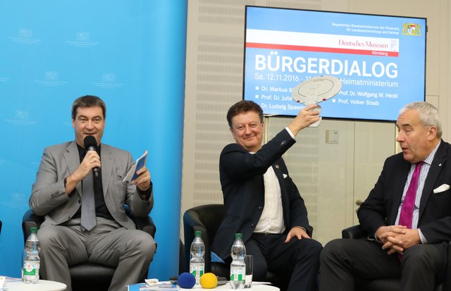 Im Heimatministerium Prof. Dr. Wolfgang M. Heckl (M), Kultusminister Dr. Ludwig Spaenle (r.), Finanz- und Heimatminister Dr. Markus Söder (l.). | Foto: Udo Dreier
