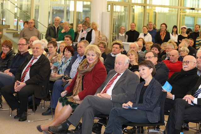 Unter den Zuhörern Fürth Landtagsabgeordnete Petra Guttenberger, der frühere Bayerische Ministerpräsident Dr. Günther Beckstein und Landtagsabgeordnete Helga Schmitt-Bussinger sowie Unternehmer Gerd Schmelzer (r.). | Foto: Udo Dreier