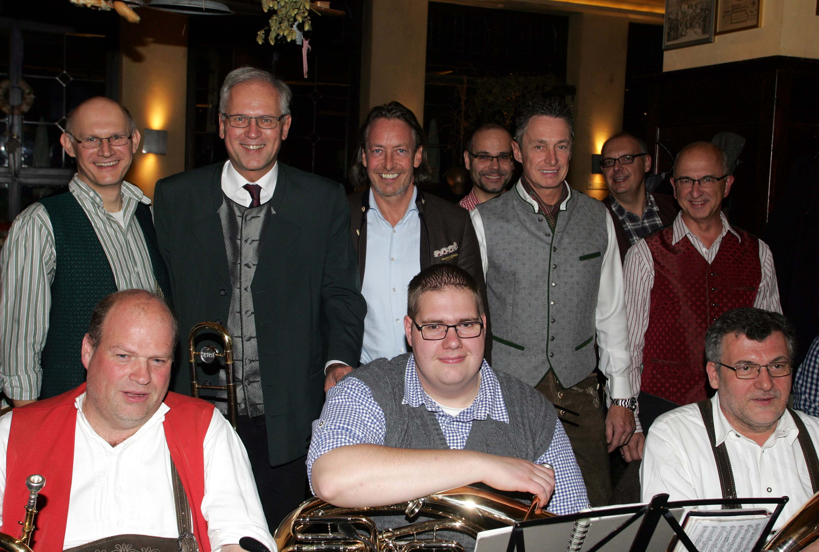 Die Musiker der Kapelle „EsAs“ mit (v.l.) Bezirkstagspräsident Richard Bartsch, den Wirten Thomas und Michael Förster sowie Werner Bauer, Vorsitzender Arbeitskreis Fränkische Volksmusik.