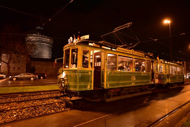 Jeden Adventssamstag um 17.15 Uhr und bei Bedarf auch um 18.15 Uhr vermitteln Nürnbergs älteste Straßenbahnwagen aus den Jahren 1904 sowie der liebevoll restaurierte Jugendstilbeiwagen 336 von 1906 das Flair der Jahrhundertwende. | Foto: VAG / Claus Felix