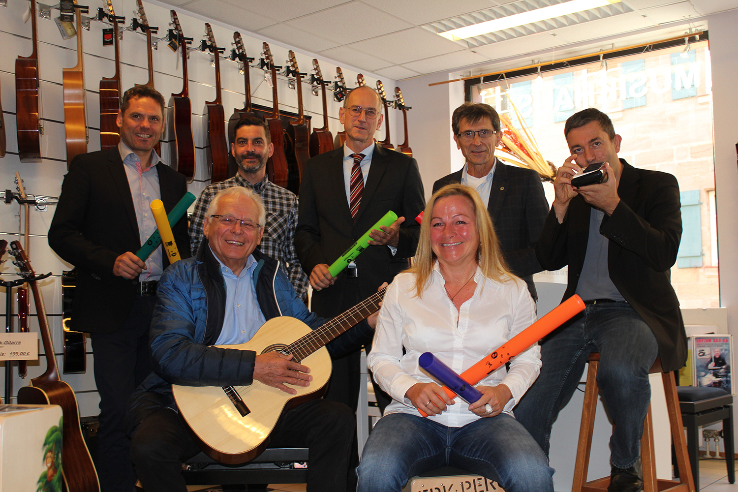 Bei der Übergabe mit einem kleinen Teil der Instrumente: (hinten von links): Frank Nobis (Institut für Vorsorge und Finanzplanung GmbH), Martin Riegauf (Musikhaus), Winfried Klinger (Stadtwerke Schwabach), Robert Scherbel (Präsident Lions Club Schwabach), Gerhard Kappler (Schul- und Sportamt); vorne: Rudi Nobis und Gudrun Meyer (RM Components).