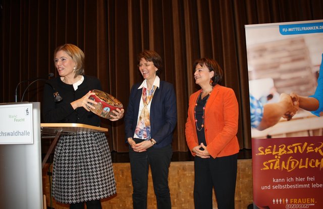 Bei der Übergabe einer Lebkuchendose erkannte die CDU-Landesvorsitzende gleich den Inhalt. Zur  erstaunten Cornelia Griesbeck sagte Julia Klöckner "Sie sollten sich keine Gäste einladen, die den Inhalt einer Lebkuchendose nicht erkennen können." Was gehörig für Lacher sorgte.