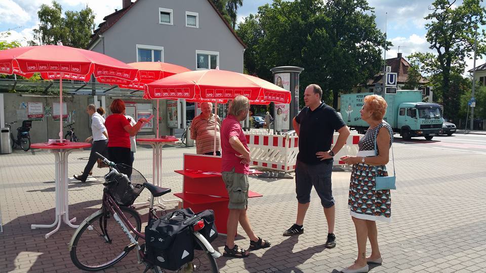 Auch bei den Infoständen merkt man: Die Bürgerinnen und Bürger sehen derzeit keinen Bedarf an einer Nordanbindung zum Flughafen.