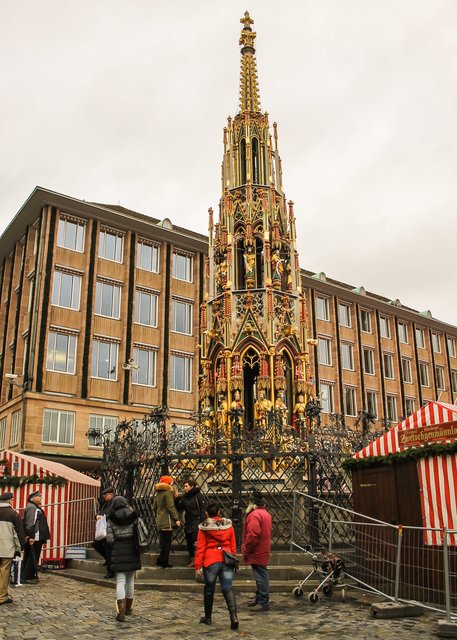 Rechtzeitig vor Eröffnung des diesjährigen Christkindlesmarkts konnte das städtische Hochbauamt die Sanierung des Brunnens abschließen. | Foto: Victor Schlampp