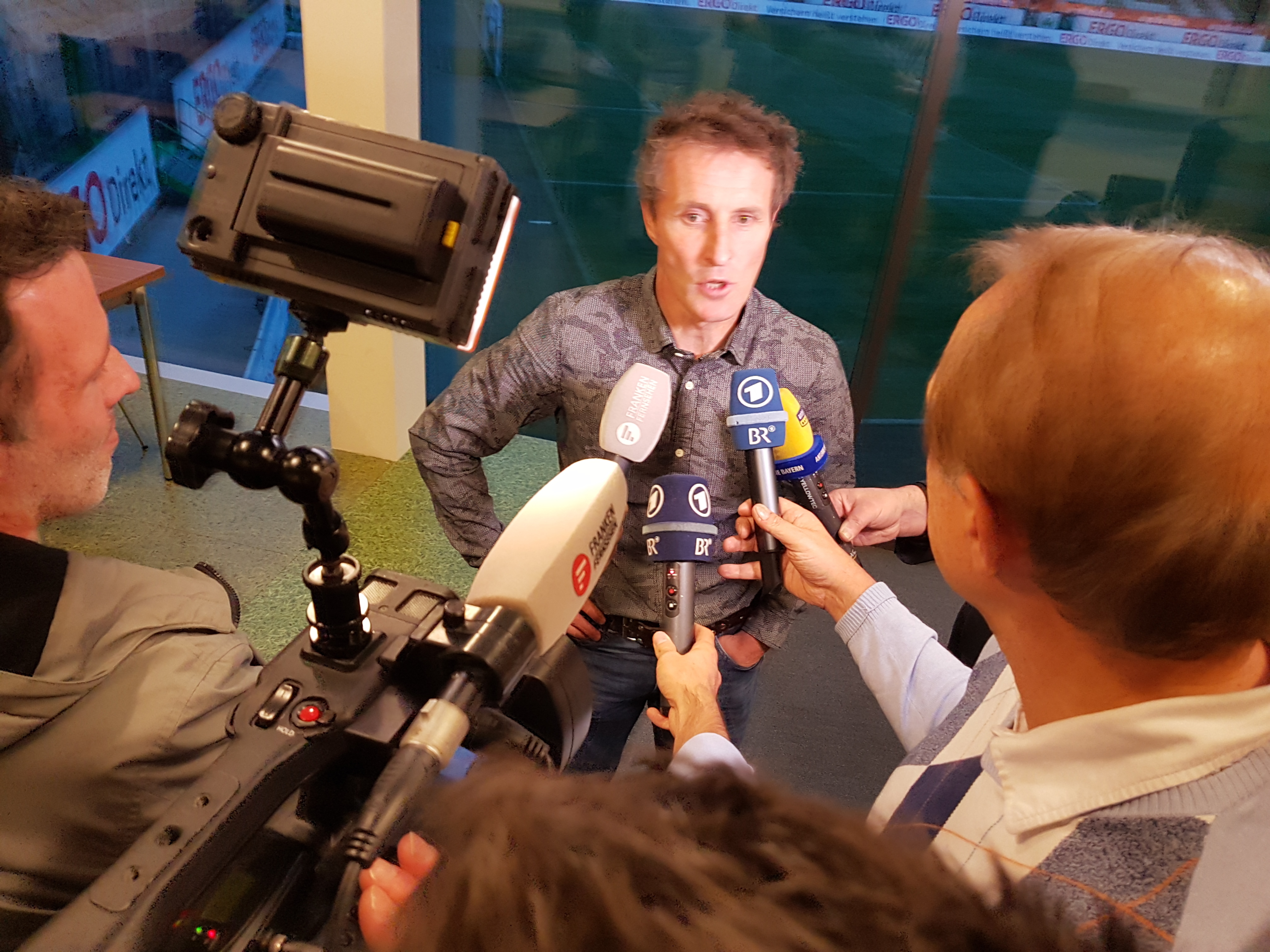 Janos Radoki musste nach seiner Ernennung zum Cheftrainer der Presse Rede und Antwort stehen. Schon am Freitag sitzt beim Heimspiel gegen Bielefeld auf der Trainerbank.