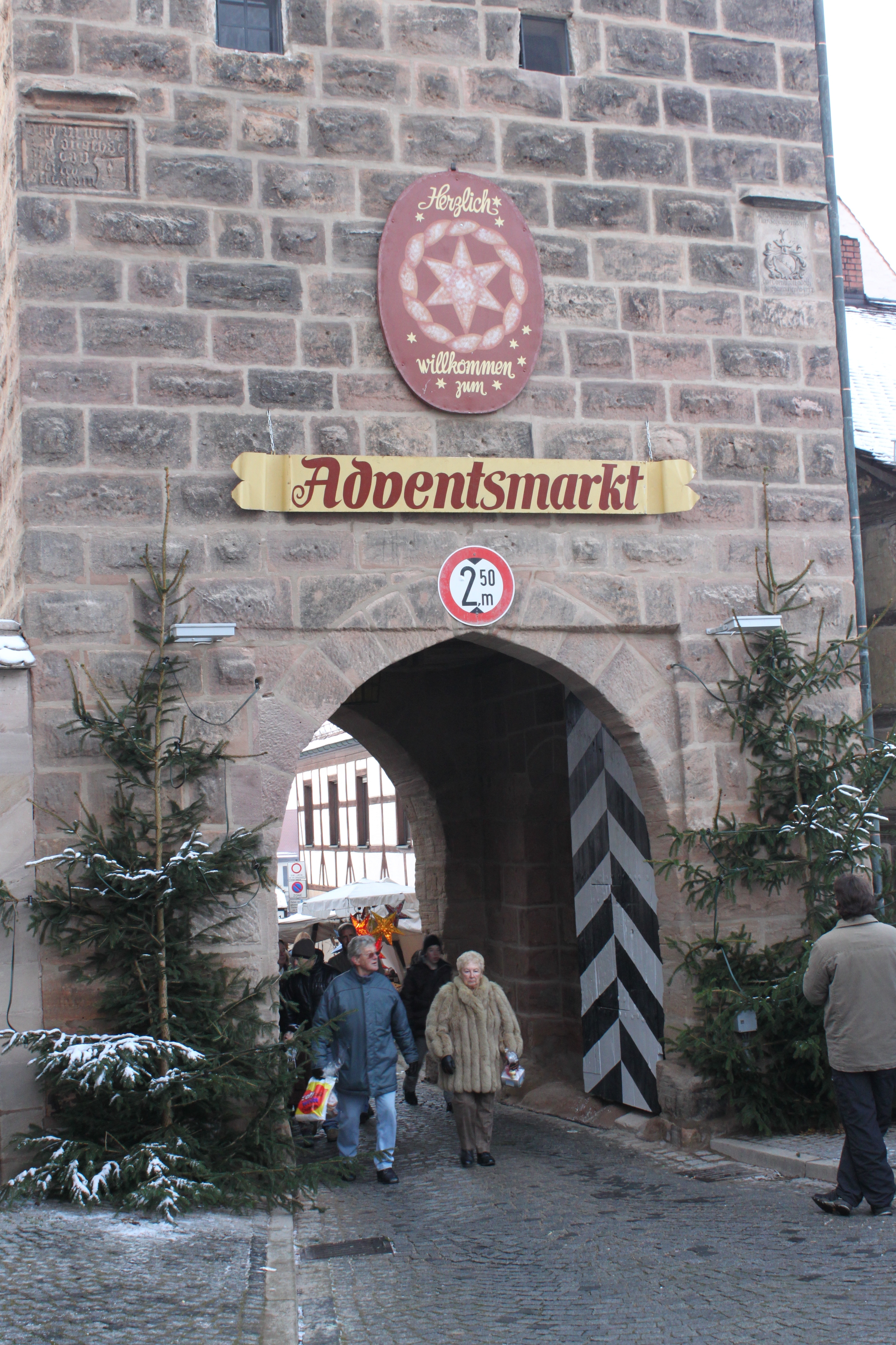 Cadolzburg heißt seine Gäste am Wochenende zum Adventsmarkt "Herzlichst willkommen". Archivfoto: Ebersberger