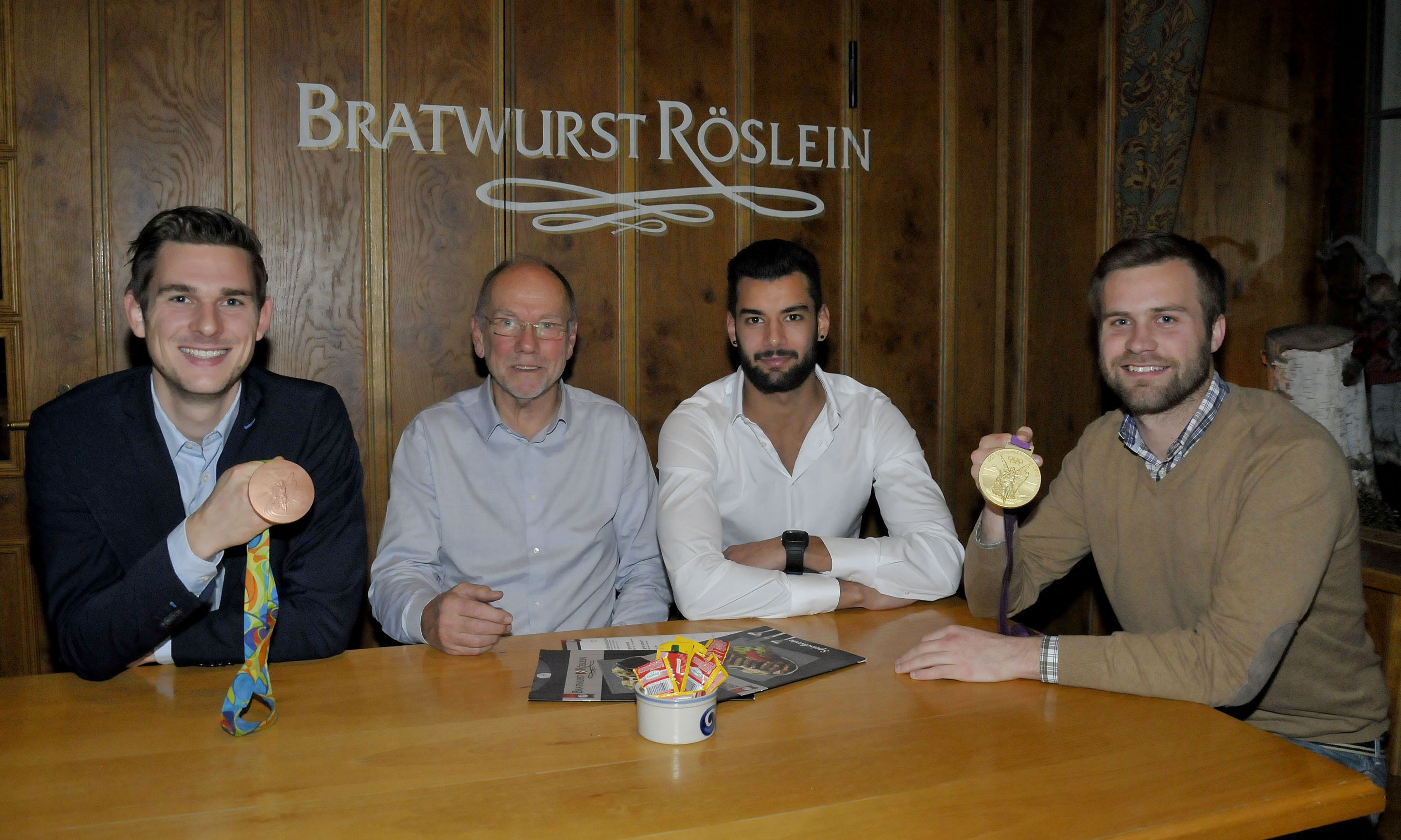 Beim geselligen Zusammensein: Dr. Jürgen Franzke (2.v.l.) mit Weltmeister Tahir Gülec (2.v.r.) und den Olympioniken Christopher Wesley (l.) und Max Müller.