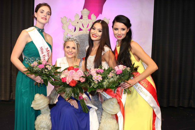 Alicia Blut (2. v.l.) ist die neue Miss Franken Classic. Auf den zweiten Rang Melissa Geisselbrecht (2. v.r.), Julia Janzen auf Platz drei. Miss Beauty wurde Chantal Unger (l.). | Foto: Udo Dreier
