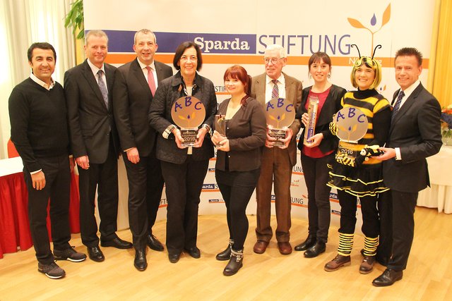 (v.l.): Arif Taşdelen, Integrationspolitischer Sprecher, SPD, OB Dr. Ulrich Maly, Stefan Schindler, Vorstandsvorsitzender Sparda-Bank Nürnberg, Regina Samtleben („Stadt für Kinder“), Melissa Schulz („Borderless Broadcast“), Jürgen Miericke („Mobile Physikkiste“), Lisa Kräher („Medienwerkstatt Franken“), „Schulbiene“ Ilona Munique und Thomas Lang, Vorsitzender Stiftungsvorstand Sparda-Stiftung und stellvertretender Vorstandsvorsitzender Sparda-Bank. | Foto: tom
