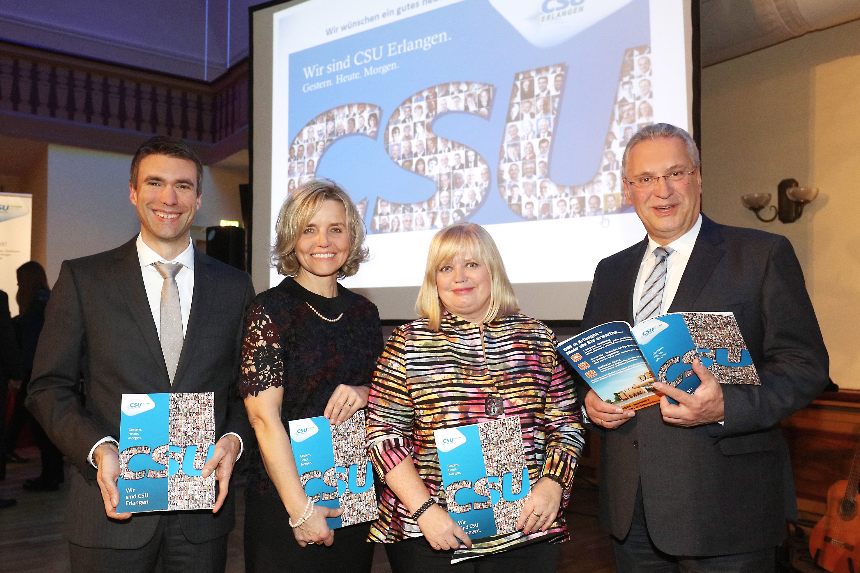 Für die Gäste des Abends gab es die druckfrische Festschrift, in der Stadtarchivar Dr. Andreas Jakob detailliert und mit ausgeprägtem Hintergrundwissen die 70-jährige Geschichte der CSU Erlangen darstellt. Staatssekretär Stefan Müller, CSU-Kreisvorsitzende Alexandra Wunderlich, Fraktionsvorsitzende Birgitt Aßmus und Innenminister Joachim Herrmann (v.l.) präsentierten die ersten Exemplare. Foto: Kurt Fuchs
