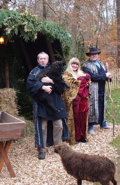 Die Krippendarsteller: Corinna Heinke, (Tiergartenverwaltung) als Maria, Wolfgang Scheffler (Landschaftsgestaltung) mit Schaf als Josef und Andreas Haller (Verwaltungsangestellter) als Hirte (mit Hut).