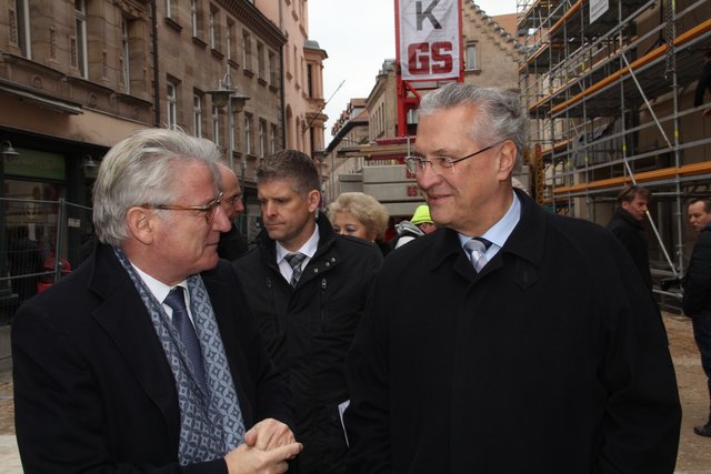 Zahllose Prominente aus Politik und Wirtschaft kamen zum Richtfest für das Ludwig-Erhard-Zentrum in Fürth. Foto: John R. Braun