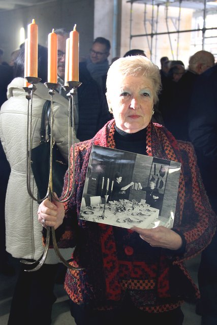 Elisabeth Leuthausser-von Quistorp überbrachte einen Silberleuchter von Ludwig Erhard. | Foto: Tom Schreiner