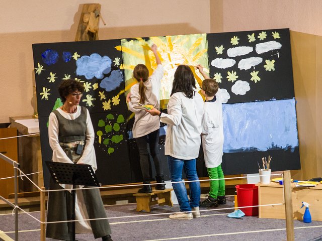Die Märchenerzählerin Andrea Gonze und Kinder der Kinderchöre beim Gestalten des "Schöpfungsbildes" (Foto: privat)