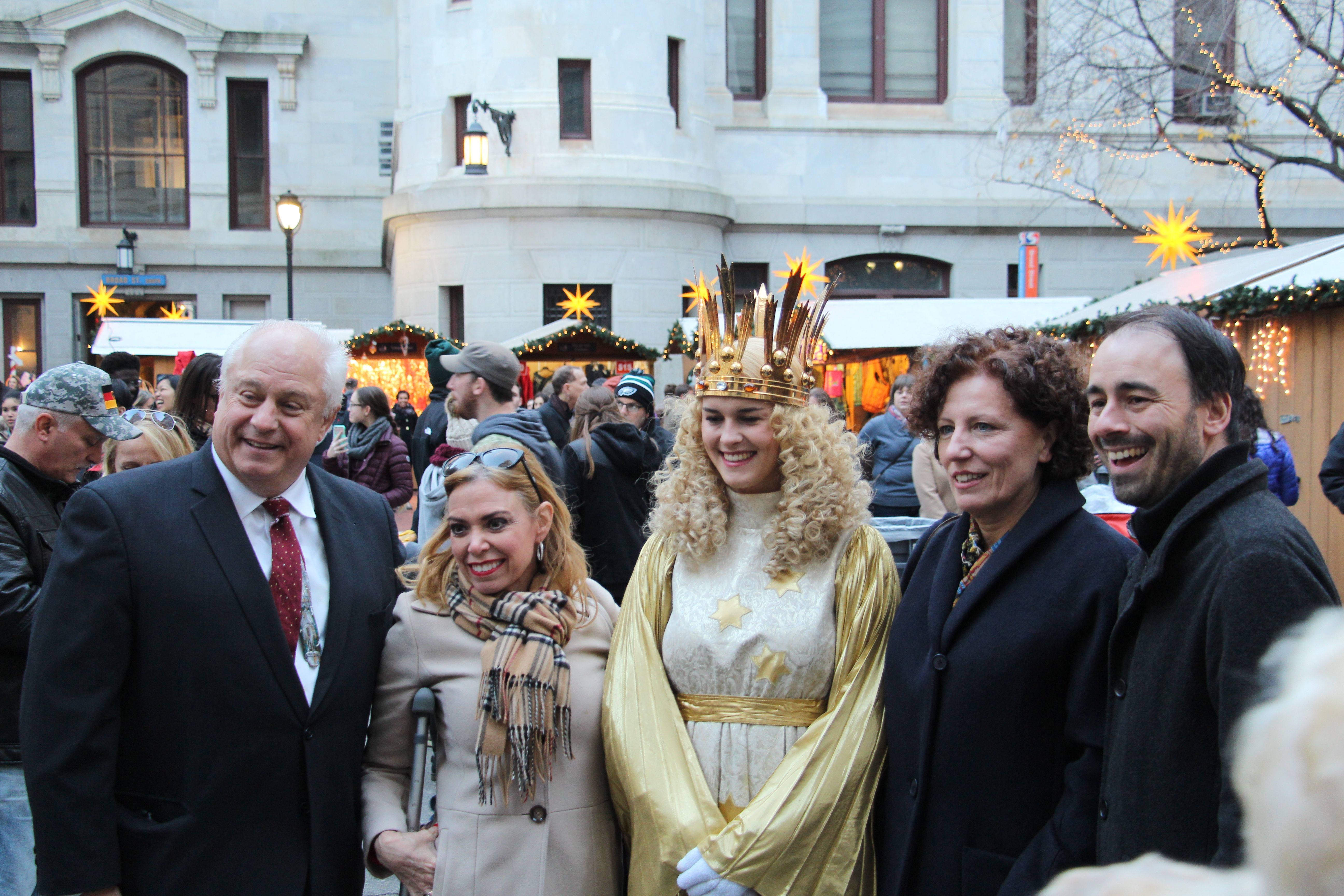 Bei der Eröffnungsfeier in Philadelphia richteten Vertreter der Stadt Philadelphia, der Stadt Nürnberg und der Veranstalter des Markts Grußworte an die Besucher (v.l.:): Al Taubenberger, Stadtrat in Philadelphia, Sheila Hess, Repräsentantin der Stadt Philadelphia, Christkind Teresa Treuheit, Ursula Wagner, Repräsentantin der Stadt Nürnberg, Thomas Bauer, Veranstalter der Märkte in Philadelphia und Baltimore.