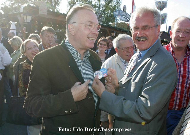 Günter Gloser (SPD) verpasst Alt-OB Dr. Peter Schönlein seinen Wahlkampfbutton.