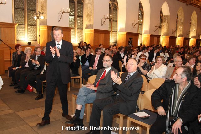 Dr. Peter Schönlein, SPD-Fraktionschef Gebhardt Schönfelder und Oberbürgermeister Dr. Ulrich Maly (stehend). 

bayernpress newsfoto -  11. Januar 2008 -  Nuernberg - Sportlerehrung im Historischen Rathaussaal - Grussworte durch Oberbuergermeister Uli Maly und Sport-Buergermeister Horst Foerther - gesponsert durch die Sparkasse Nuernberg -

Foto: bayernpress.de