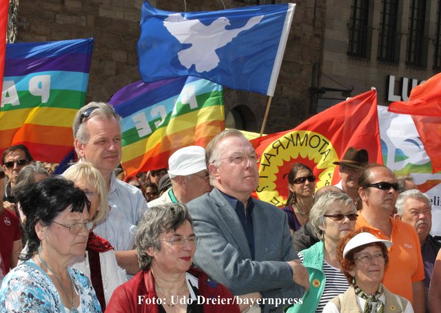Unter den Demonstranten: Stadtrat Harald Weinberg (l.) und der frühere Nürnberger Oberbürgermeister Dr. Peter Schönlein (M).  Ostermarsch 2011.