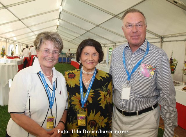 Dr. Peter und Claudia (l.) Schönlein mit Lebkuchen Schmidt Inhaberin Henriette Schmidt-Burkhardt.


bayernpress newsfoto -   27.07.2008 -  Nuernberg: Klassik Open Air im Luitpoldhain

Foto: bayernpress.com