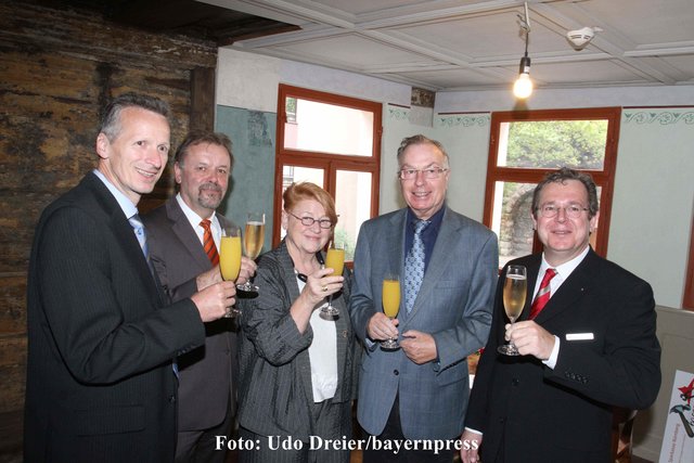 Die Altstadtfreunde Nürnberg erhielten von der Zukunftsstiftung der Sparkasse Nürnberg einen Scheck über 60.000 Euro. Bei der Feier (v.l.) Jürgen Ziegler (Sparkasse), Karl-Heinz Enderle (Altstadtfreunde), Dr. Inge Lauterbach (Altstadtfreunde), Dr. Peter Schönlein (Aufsichtsrat Zukunftstiftung) und Wolfgang Kuffer (Sparkasse Nürnberg).