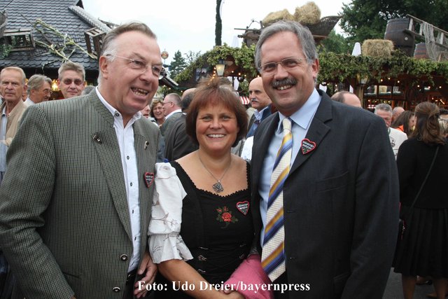 Dr. Peter Schönlein mit Sibylle und Richard Bartsch, Bezirkstagspräsident.

bayernpress newsfoto -   29.08.2008 - Nuernberg - Herbstvolksfest - Eroeffnung - 

Foto: bayernpress.com