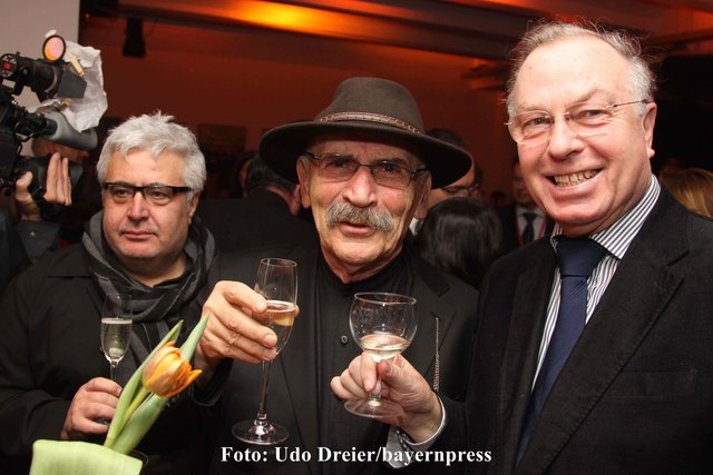 Regisseur und Schauspieler Tuncel Kurtiz mit Dr. Peter Schönlein.