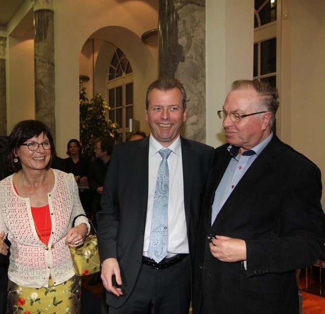Altoberbürgermeister Dr. Peter Schönlein (r.), schmunzelnd mit dem aktuellen Nürnberger Oberbürgermeister Dr. Ulrich Maly und seiner Frau Petra. | Foto: J.R. Braun