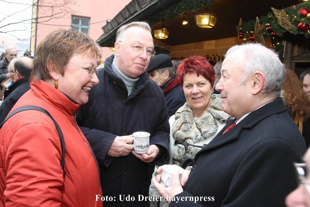 Stadträtinnen Brigitte Wellhöfer und Renate Blumenstetter mit Alt Oberbürgermeister Dr. Peter Schönlein (li) und Bayerns Ministerpräsident Dr. Günther Beckstein a.D.