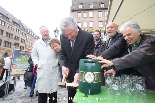 Der ehemalige Bürgermeister Horst Förther sticht das erste Fass ,,Nichtraucherbier" an, mit dabei Alt-Oberbürgermeister Dr. Peter Schönlein, Stadträtin Brigitte Wellhöfer, Günther Rass vom Bund Naturschutz, Jonas Lanig  vom Aktionsbüro und Günther Albrecht von den Grünen (l-r). 

Foto: bayernpress.com - 2010 -  Nuernberg - "Volksbegehren Nichtraucherschutz" - Infostand mit Bierzelt vor der Lorenzkirche -