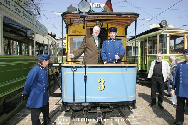 Nürnbergs Altoberbürgermeister Dr. Peter Schönlein als Steuermann auf der Linie 3 nach Fürth.

Die Geschichte des oeffentlichen Personennahverkehrs in Nuernberg behginnt am 25.August 1881. Der Bremer Kaufmann und Fuhrunternehmer Heinrich Alfes eroeffnet die erste Pferdebahn, die vom Staatsbahnhof (heute Hauptbahnhof) ueber die Lorenzkirche zum Plaerrer fuhr. Die VAG Verkehrs-Aktiengesellschaft Nuernberg, die selbst erst 1959 in ihrer heutigen Rechtsfor