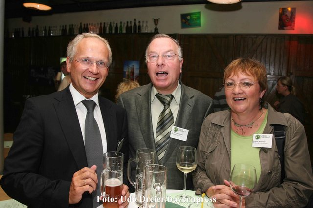 Bürgermeister Klemens Gsell (CSU), Alt-Oberbürgermeister Dr. Peter Schönlein (SPD) und Stadträtin Brigitte Wellhöfer (Die Grünen).