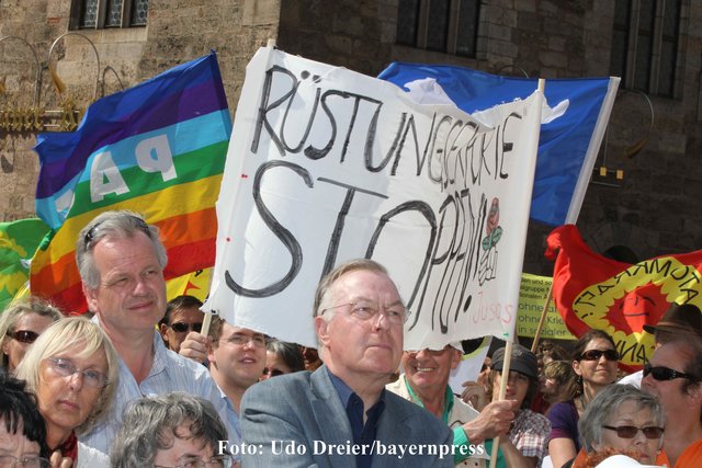 Unter den Demonstranten: Stadtrat Harald Weinberg (l.) und der frühere Nürnberger Oberbürgermeister Dr. Peter Schönlein (M.). Ostermarsch 2011.