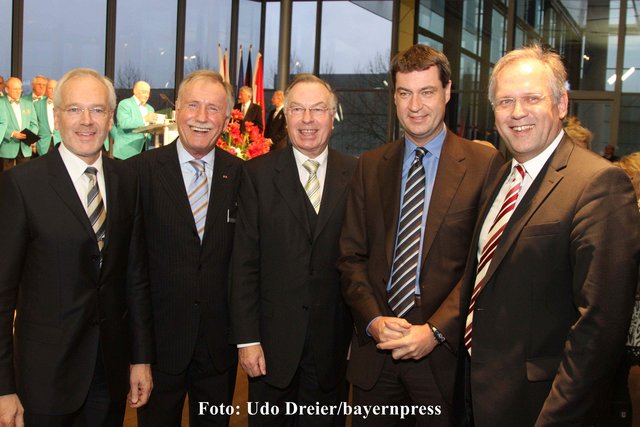 Aus dem Jahr 2011: Bezirkstagspräsident Richard Bartsch mit Staatsminister Dr. Markus Söder, Dr. Peter Schönlein, Messechef Bernd A. Diederichs und Prof. Dr. Michael Braun, Präsident der Georg-Simon-Ohm-Hochschule (v.r.).