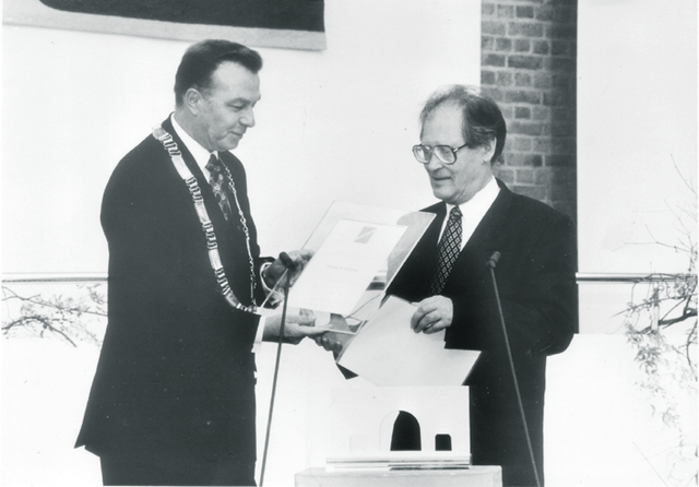 Verleihung des Internationalen Nürnberger Menschenrechtspreises 1995 an Sergej Kowaljow durch Oberbürgermeister Dr. Peter Schönlein. | Foto: MarktSpiegel Archiv