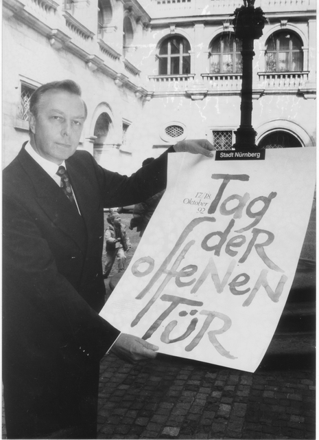 Dr. Peter Schönlein präsentiert den Tag der offenen Tür am 17./18. Oktober 1992 in Nürnberg. | Foto: MarktSpiegel Archiv/Stadt Nürnberg