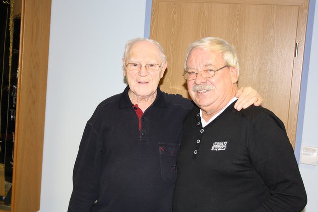 Der Gewinner des Turnier. Herr Hans Meyer (l.) und der Ortsvorsitzende Wolfgang Däumler (r.)
