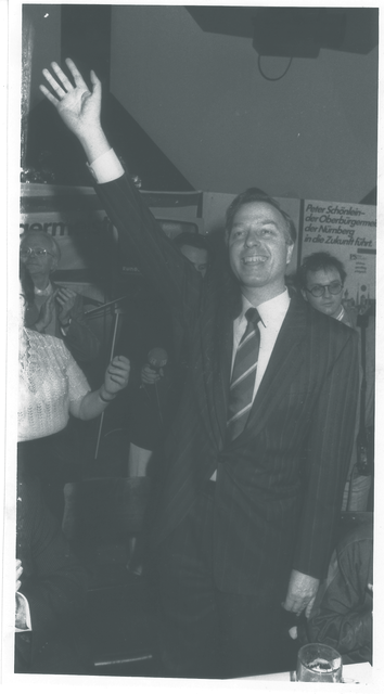 Dr. Peter Schönleins Freude über den Sieg bei der OB-Wahl im Jahr 1987 war grenzenlos. | Foto: MarktSpiegel Archiv/Harald Huter/Nicole Fuchsbauer