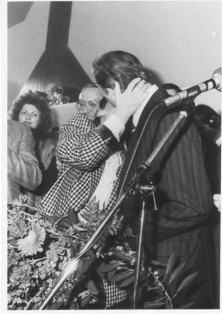 Einen dicken Kuss für Dr. Peter Schönlein von seiner Frau für den Wahlsieg zum Nürnberger Oberbürgermeister im Jahr 1987. | Foto: MarktSpiegel Archiv/Harald Huter/Nicole Fuchsbauer