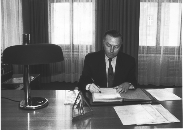 Dr. Peter Schönlein in seinem Amtszimmer, ungefähr 1992. | Foto: MarktSpiegel Archiv/Stadt Nürnberg